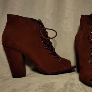 Mossimo ankle boot heels burgundy size 7